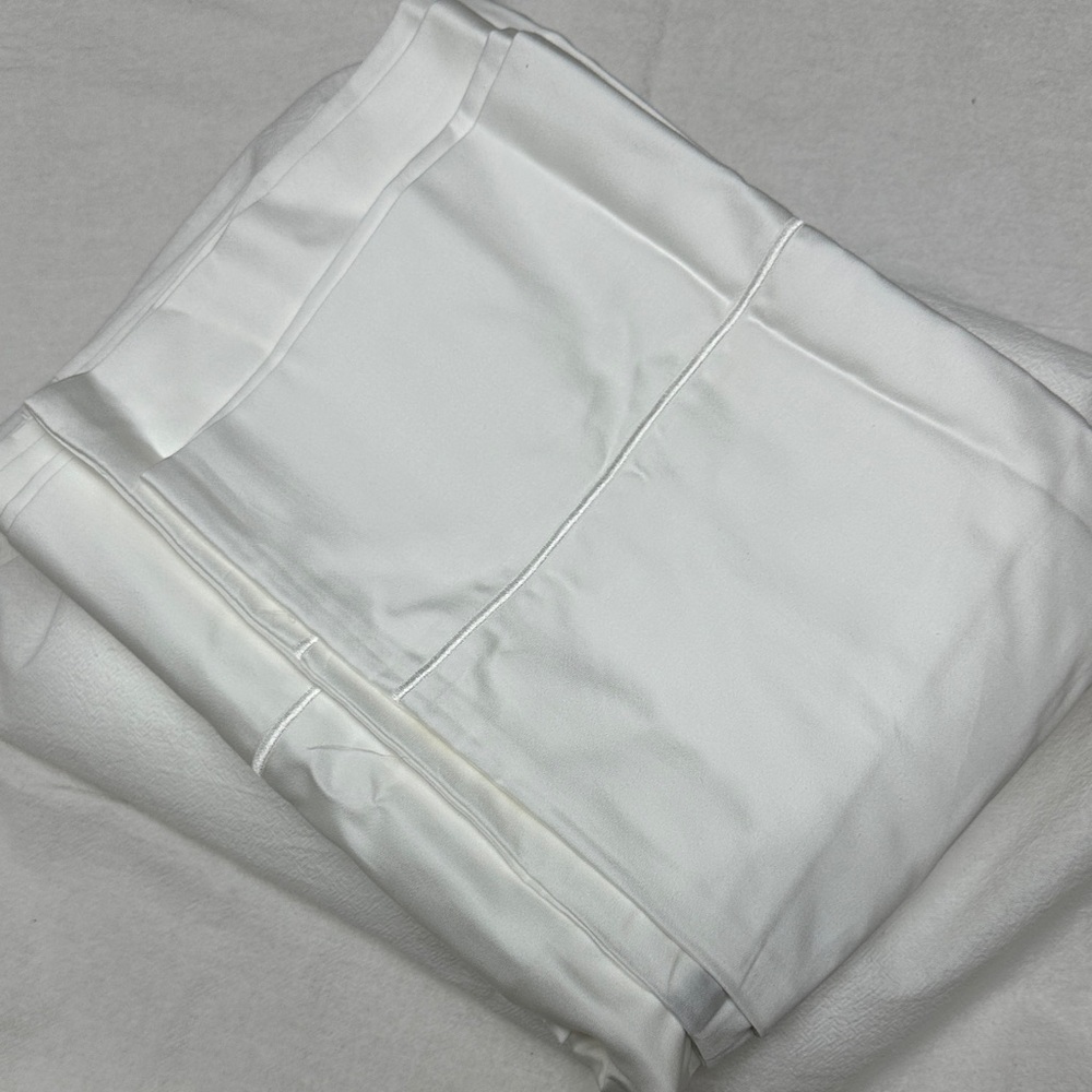 Simply Vera Wang White King Pillowcases. Set of Two. New. 600 Thread Count.